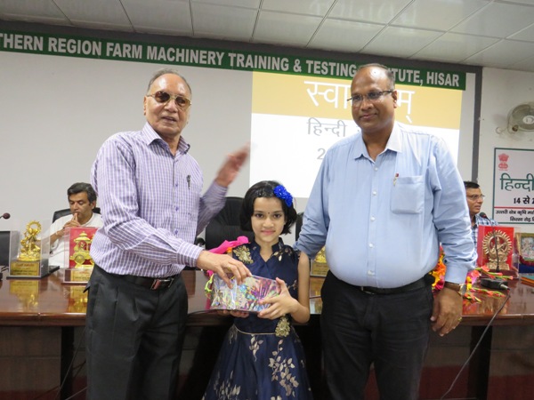 ./writereaddata/CImages/Chief Guest distributing prizes.JPG